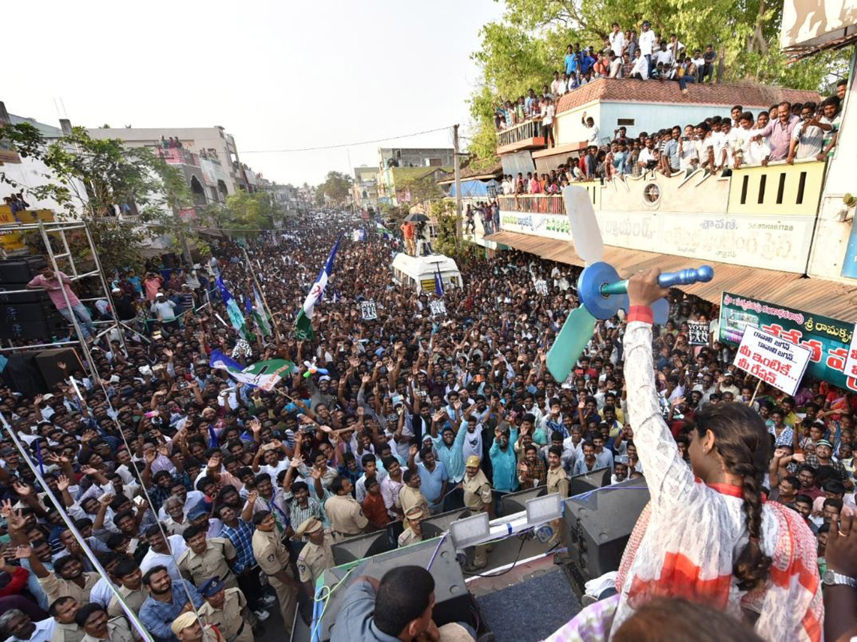 YS Sharmila Sharmila Speech In Kothapeta Public Meeting Photo Gallery - Sakshi10