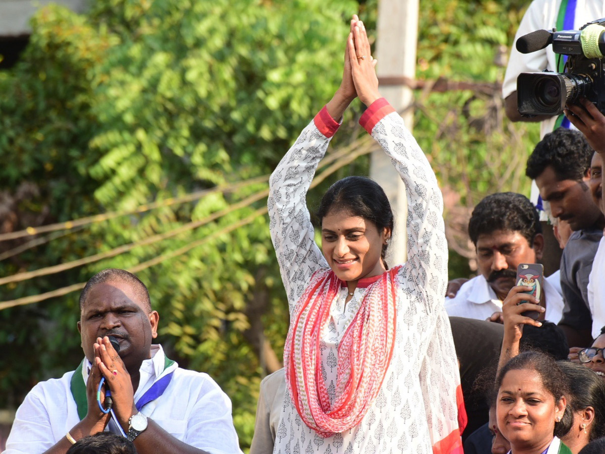 YS Sharmila Sharmila Speech In Kothapeta Public Meeting Photo Gallery - Sakshi4