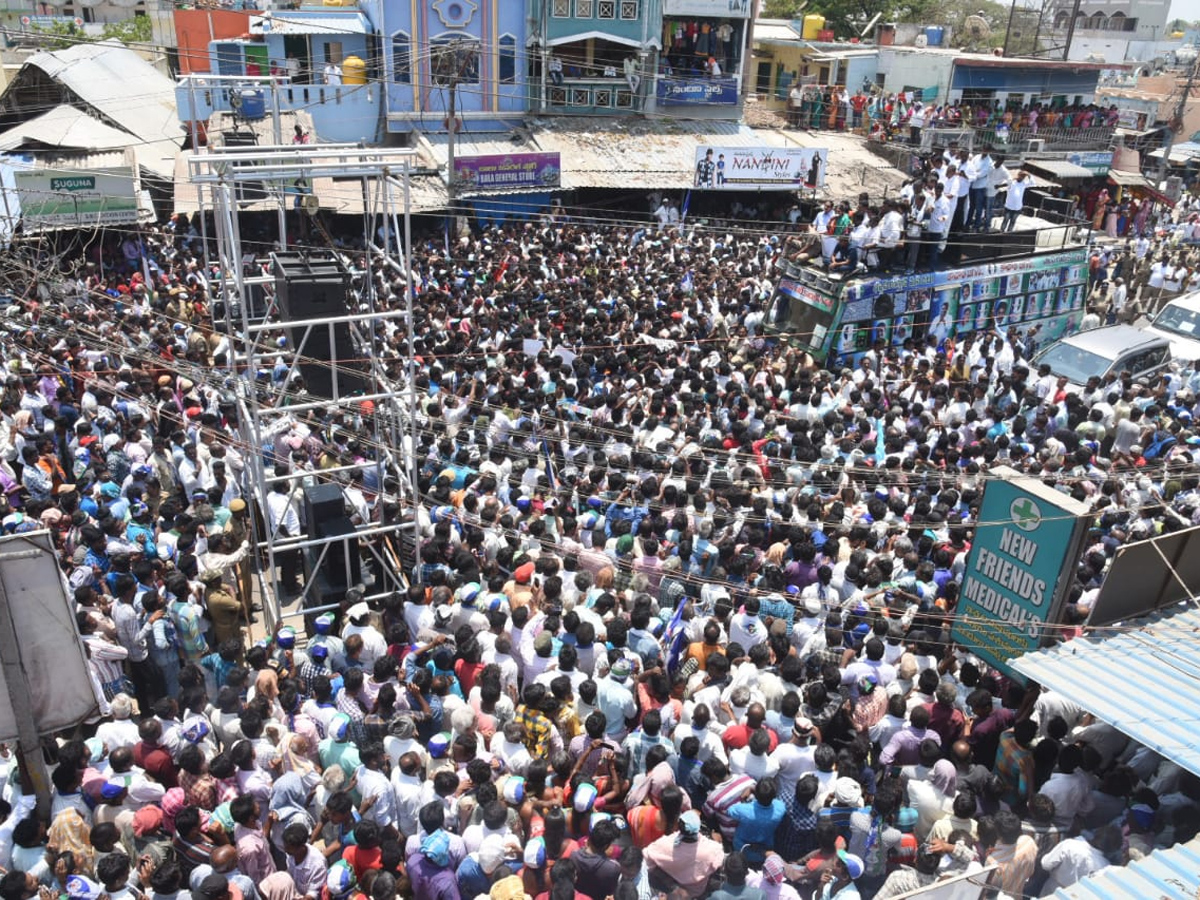 YS vijayamma public meeting at Putalapattu photo Gallery - Sakshi9