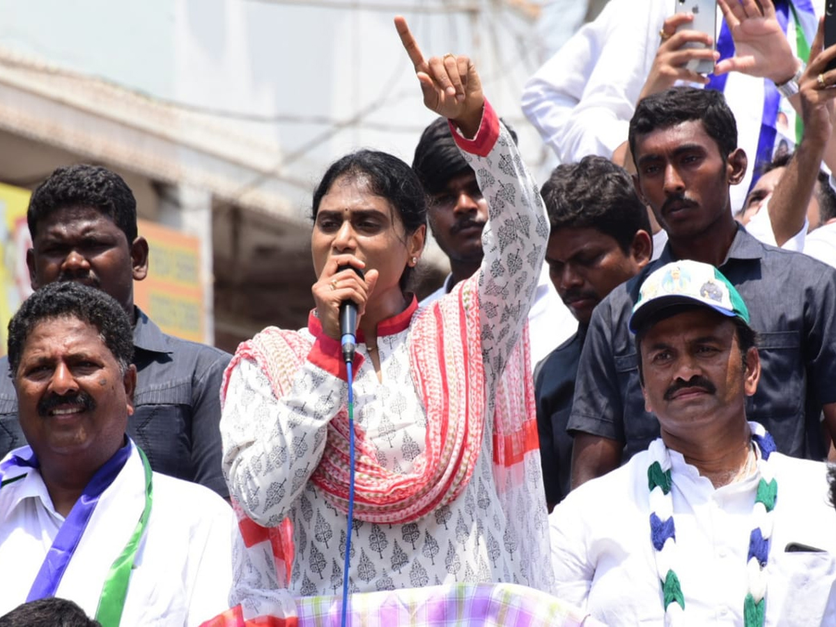 YS Sharmila Reddy public meeting at thanuku Photo Gallery  - Sakshi10