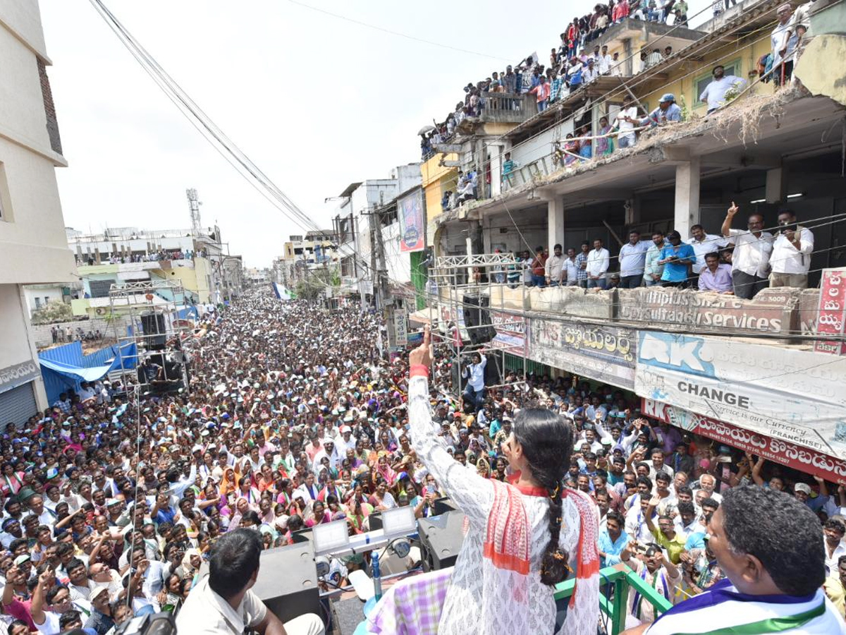 YS Sharmila Reddy public meeting at thanuku Photo Gallery  - Sakshi3