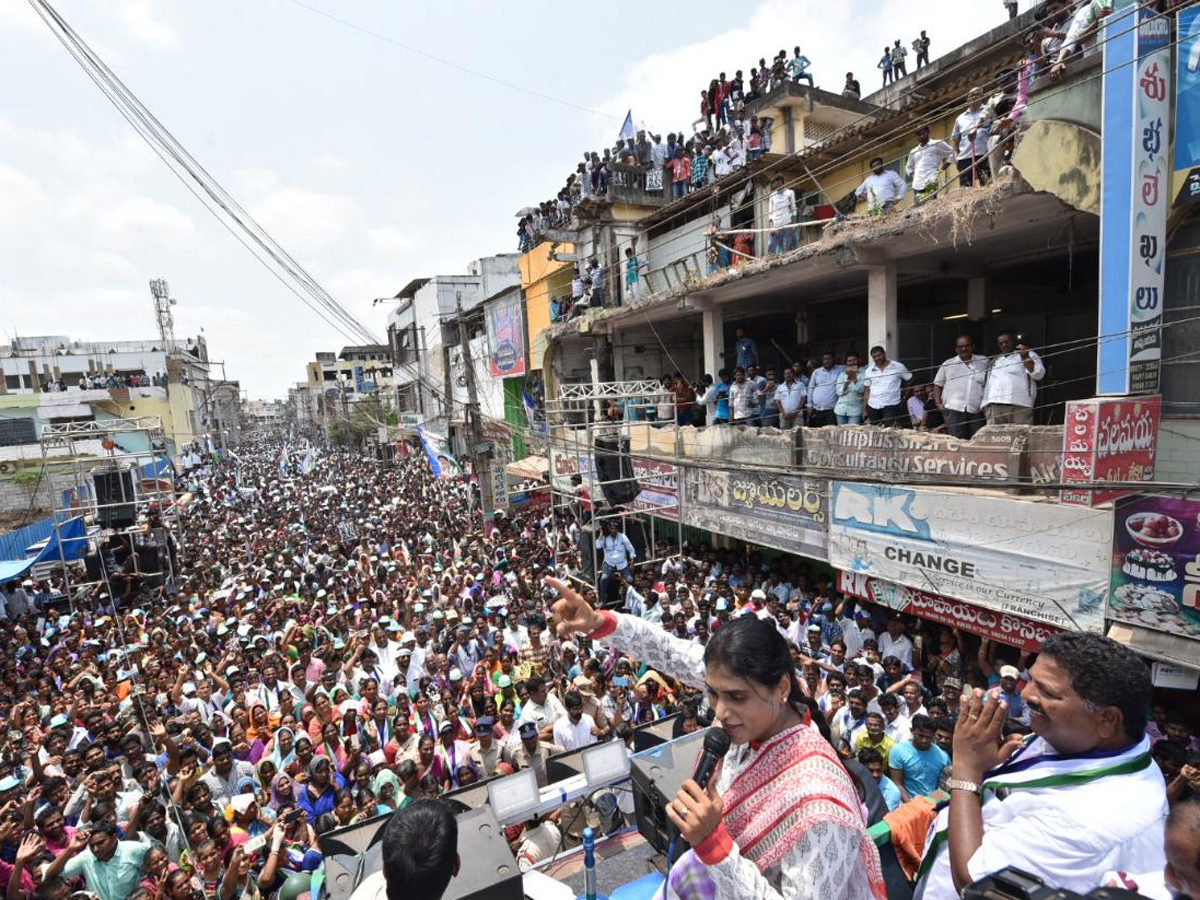 YS Sharmila Reddy public meeting at thanuku Photo Gallery  - Sakshi4