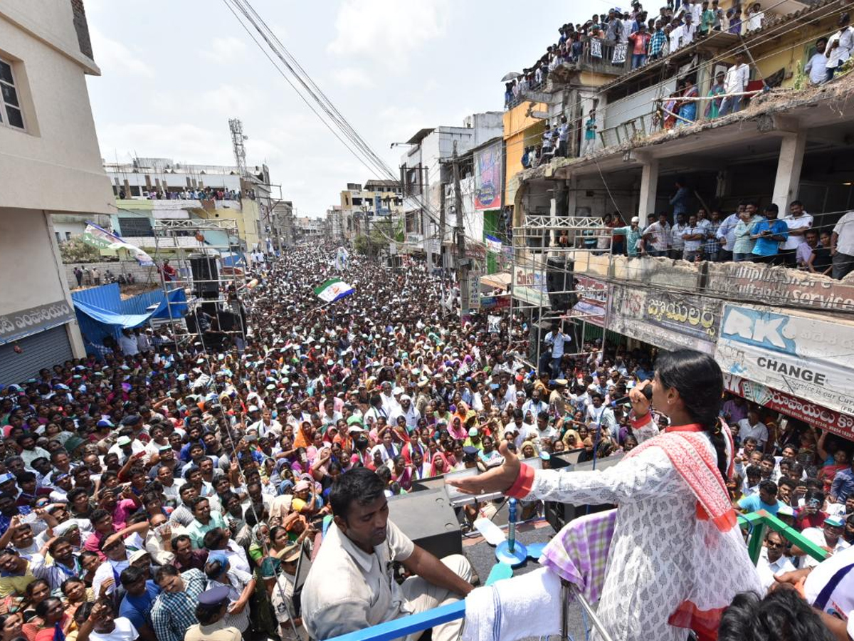 YS Sharmila Reddy public meeting at thanuku Photo Gallery  - Sakshi5