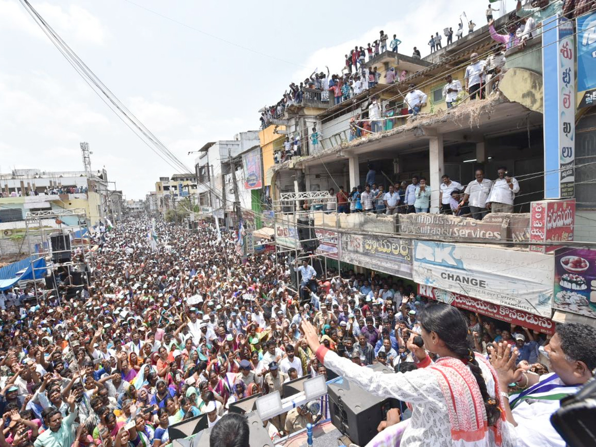 YS Sharmila Reddy public meeting at thanuku Photo Gallery  - Sakshi1