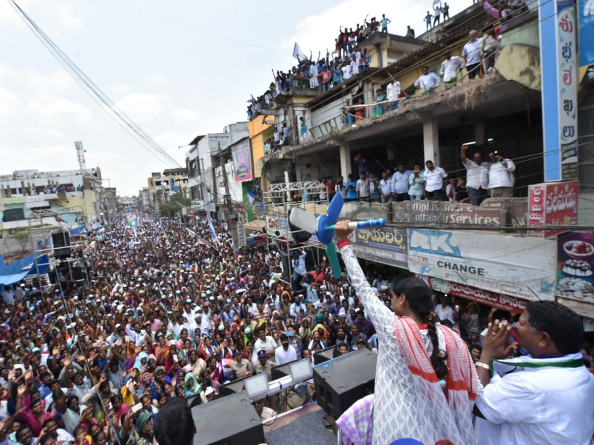 YS Sharmila Reddy public meeting at thanuku Photo Gallery  - Sakshi6