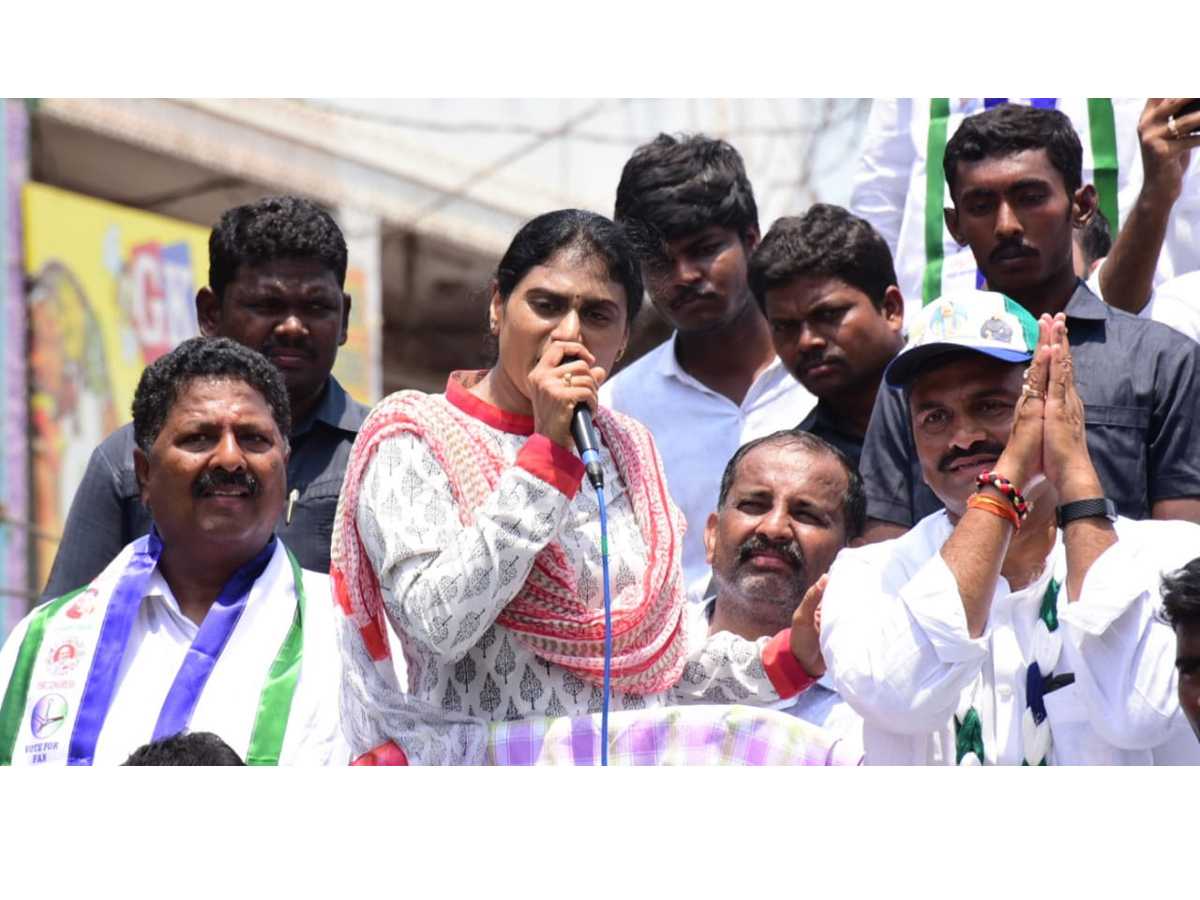 YS Sharmila Reddy public meeting at thanuku Photo Gallery  - Sakshi7