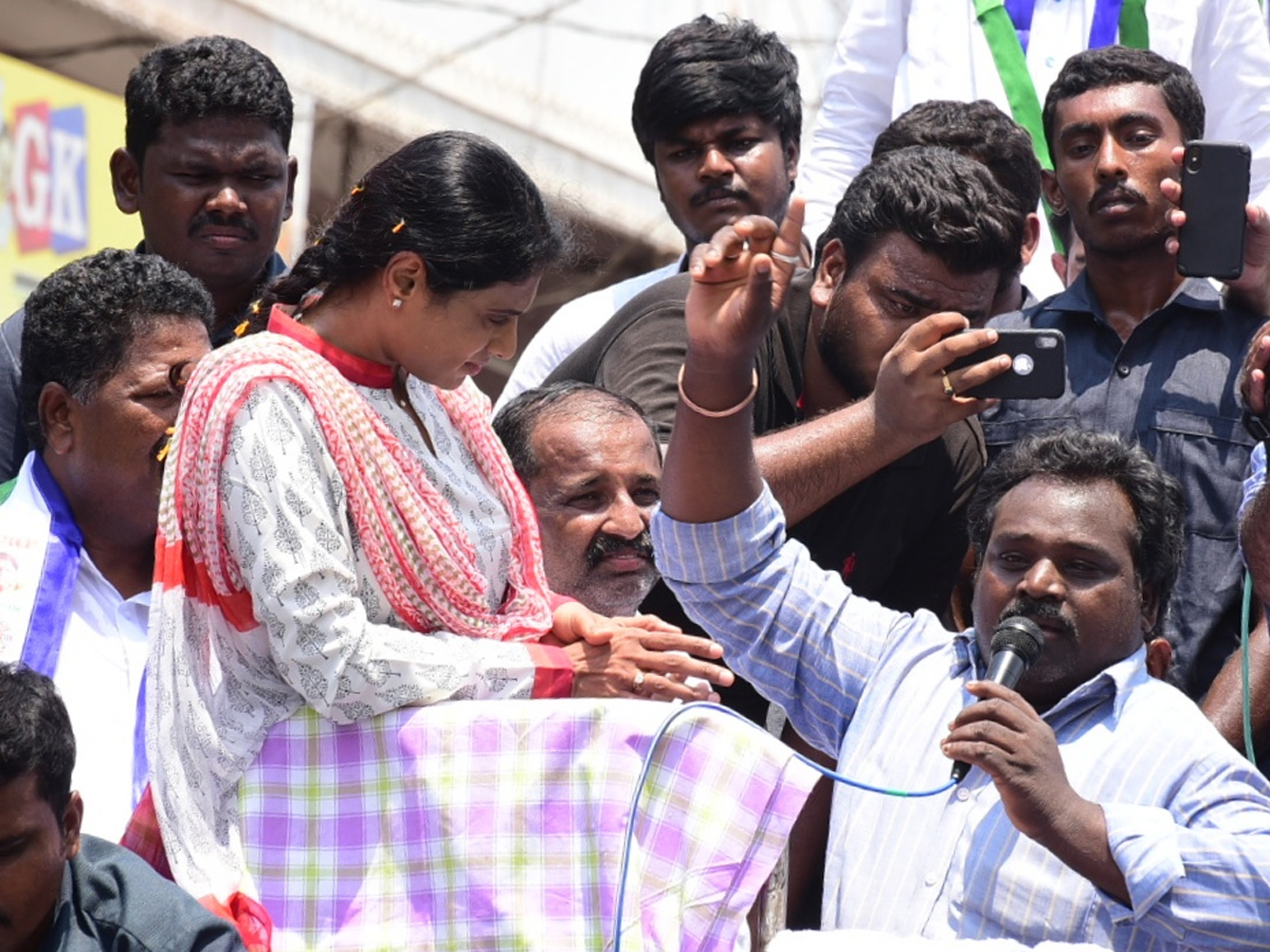 YS Sharmila Reddy public meeting at thanuku Photo Gallery  - Sakshi8