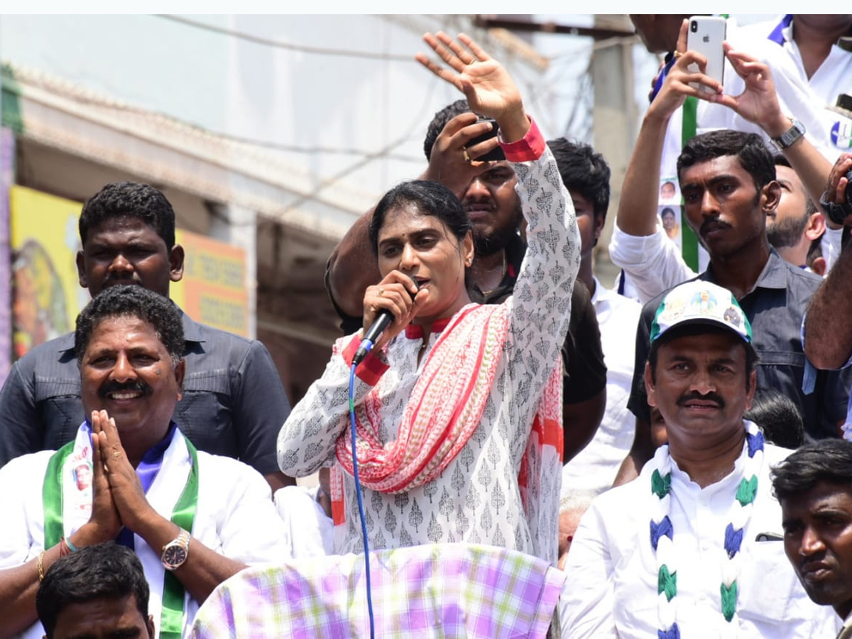 YS Sharmila Reddy public meeting at thanuku Photo Gallery  - Sakshi9