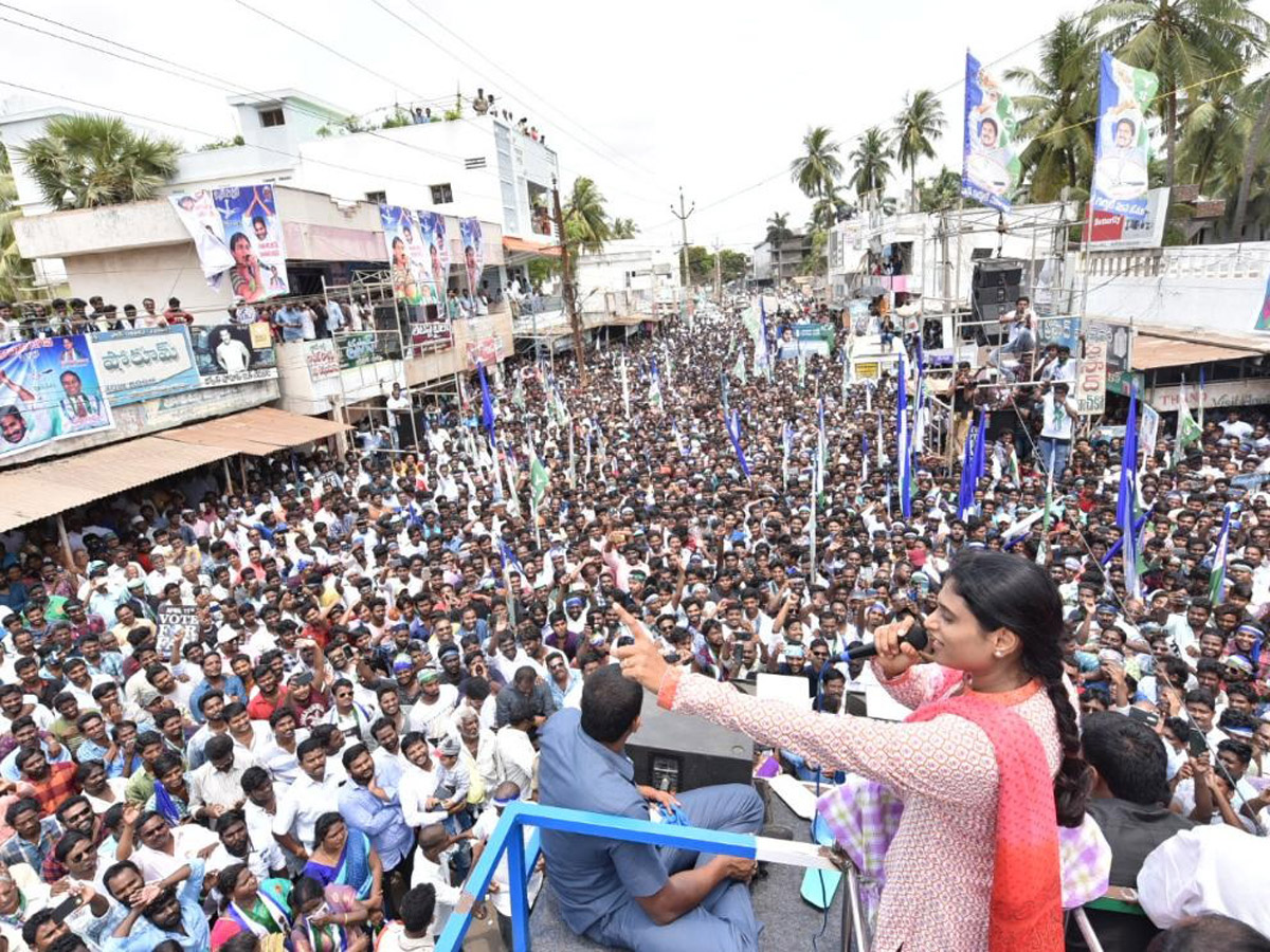 YS Sharmila Speech In Malikipuram Public Meeting Photo Gallery - Sakshi11