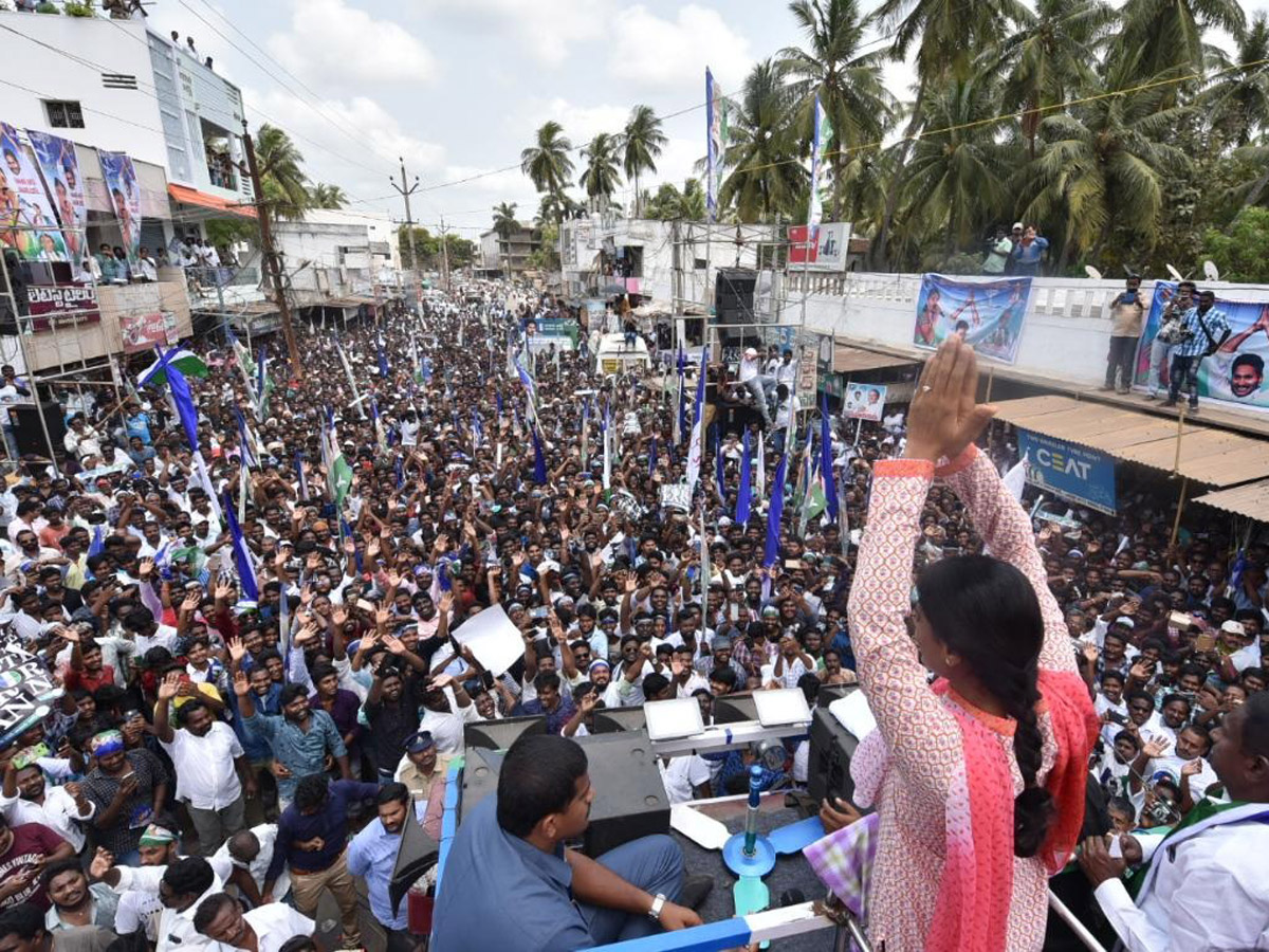 YS Sharmila Speech In Malikipuram Public Meeting Photo Gallery - Sakshi12