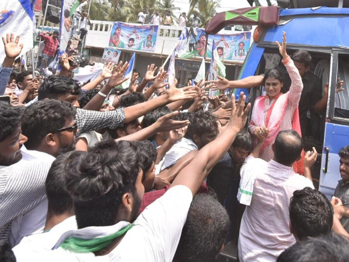 YS Sharmila Speech In Malikipuram Public Meeting Photo Gallery - Sakshi16