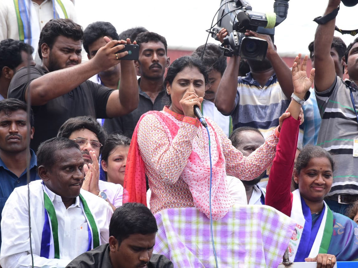 YS Sharmila Speech In Malikipuram Public Meeting Photo Gallery - Sakshi3