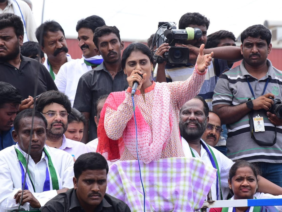 YS Sharmila Speech In Malikipuram Public Meeting Photo Gallery - Sakshi6