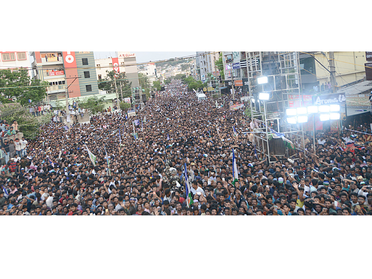  YS jagan public meeting at gajuwaka Photo Gallery - Sakshi3