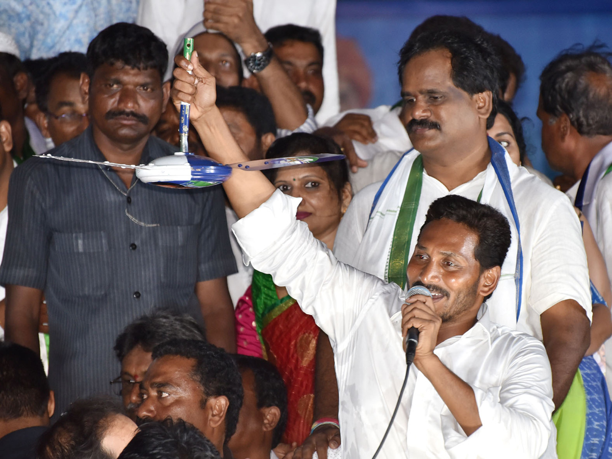  YS jagan public meeting at gajuwaka Photo Gallery - Sakshi4