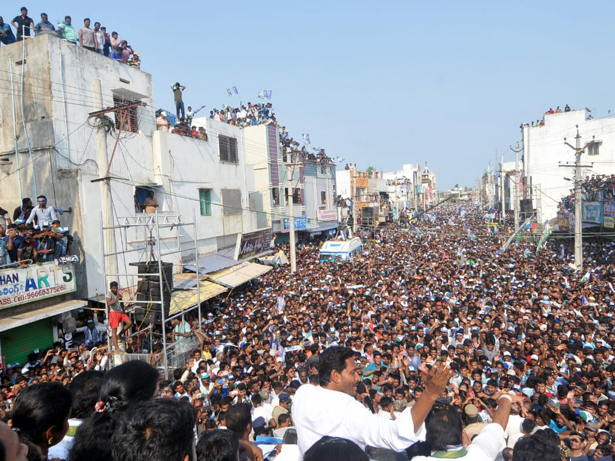 YS jagan public meeting at Tekkali Photo Gallery - Sakshi1