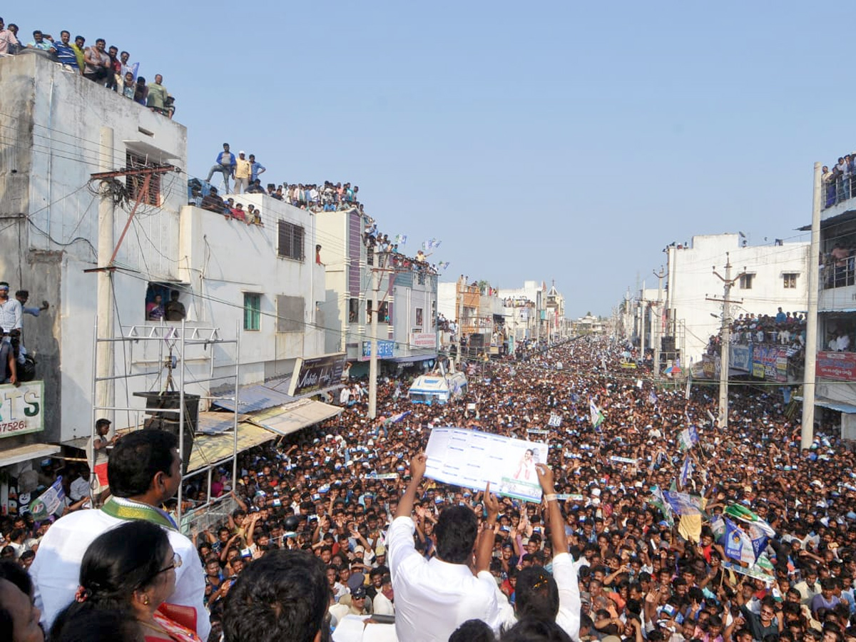 YS jagan public meeting at Tekkali Photo Gallery - Sakshi2