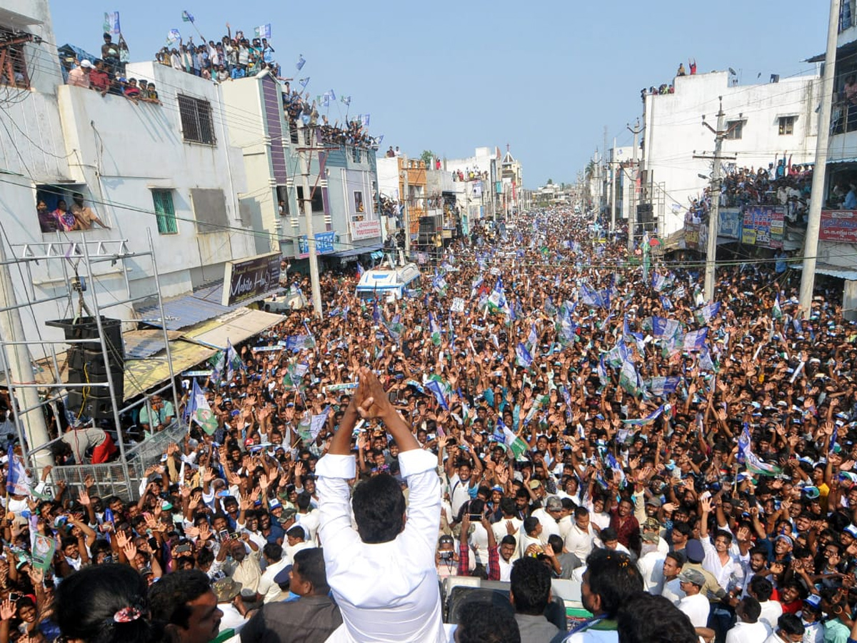 YS jagan public meeting at Tekkali Photo Gallery - Sakshi3