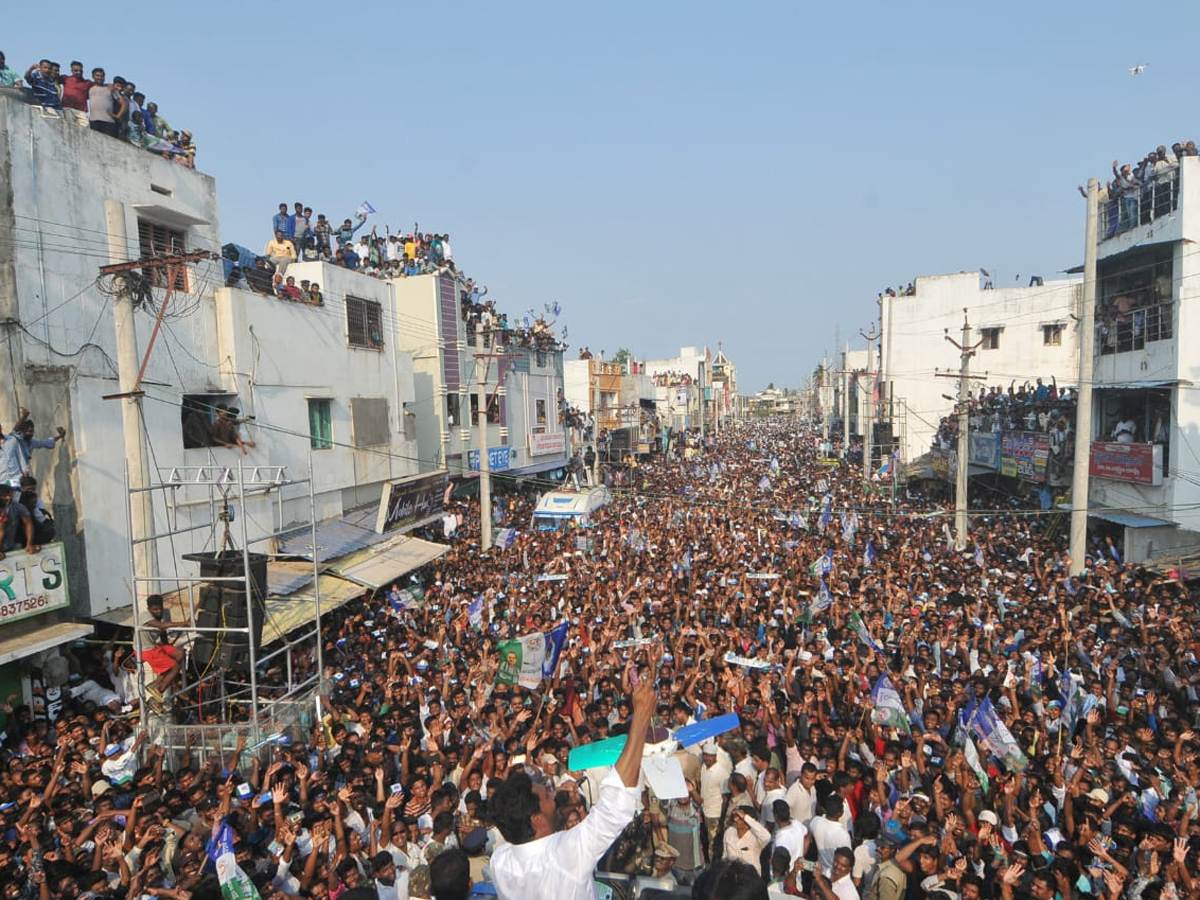 YS jagan public meeting at Tekkali Photo Gallery - Sakshi4