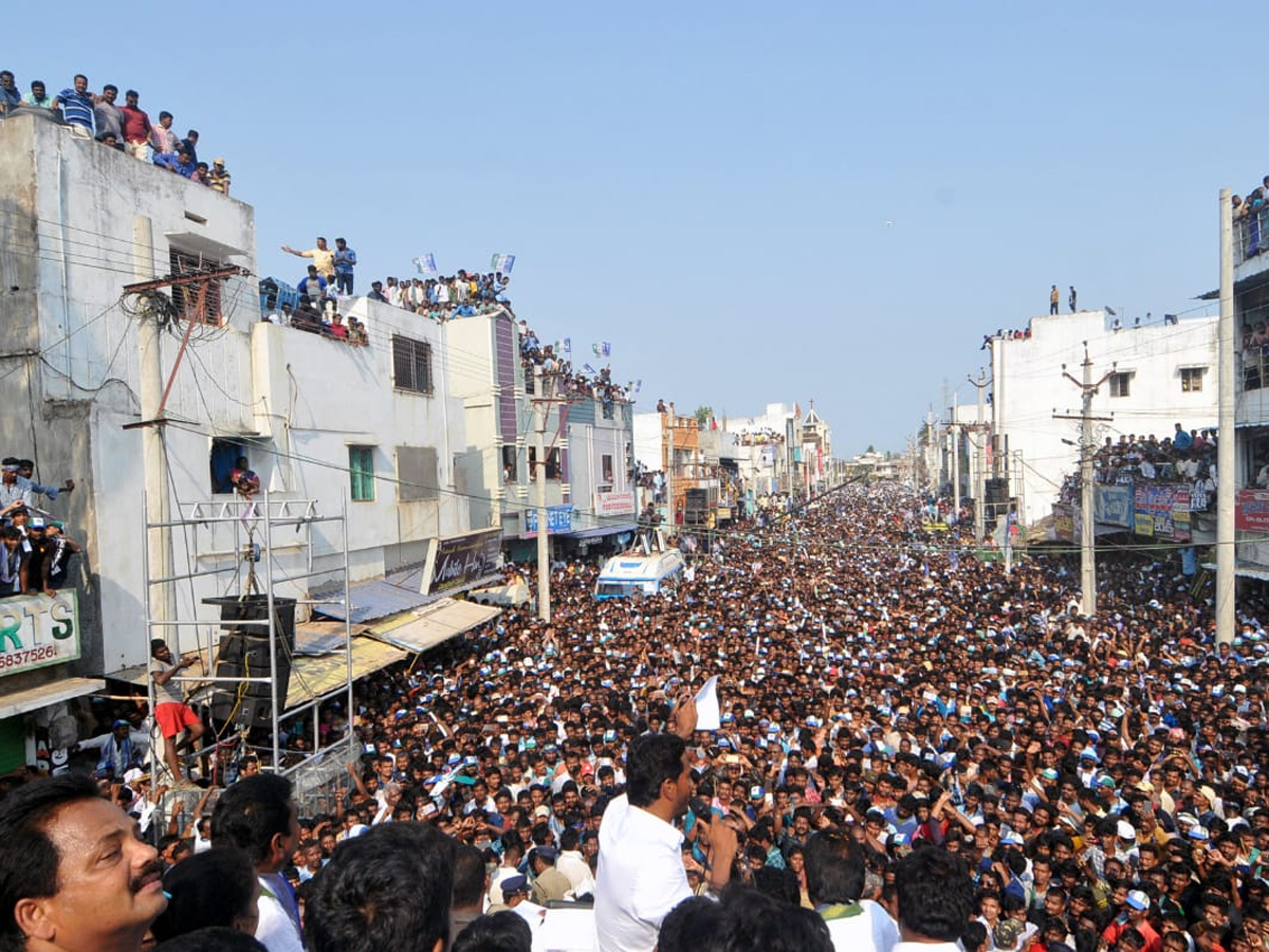 YS jagan public meeting at Tekkali Photo Gallery - Sakshi5