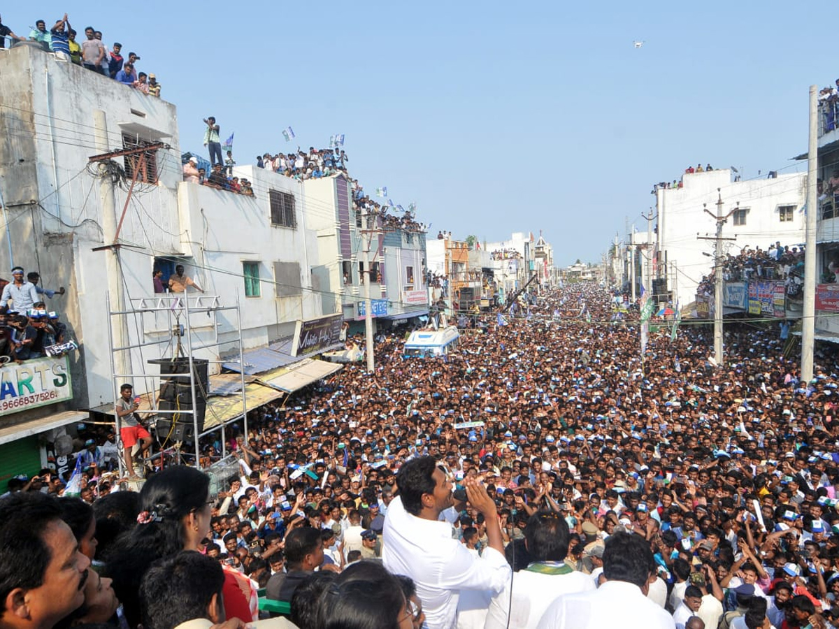 YS jagan public meeting at Tekkali Photo Gallery - Sakshi6