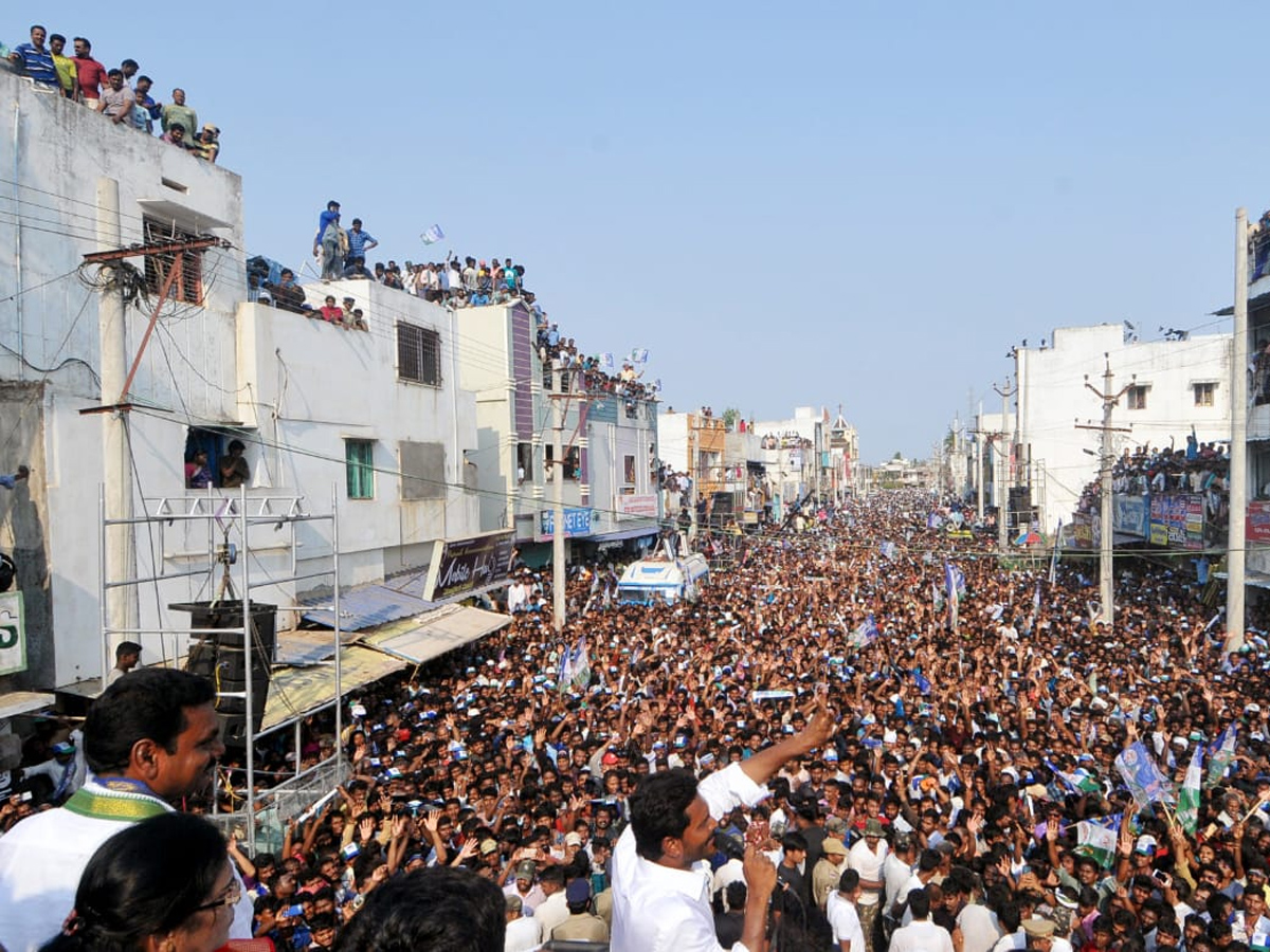 YS jagan public meeting at Tekkali Photo Gallery - Sakshi7