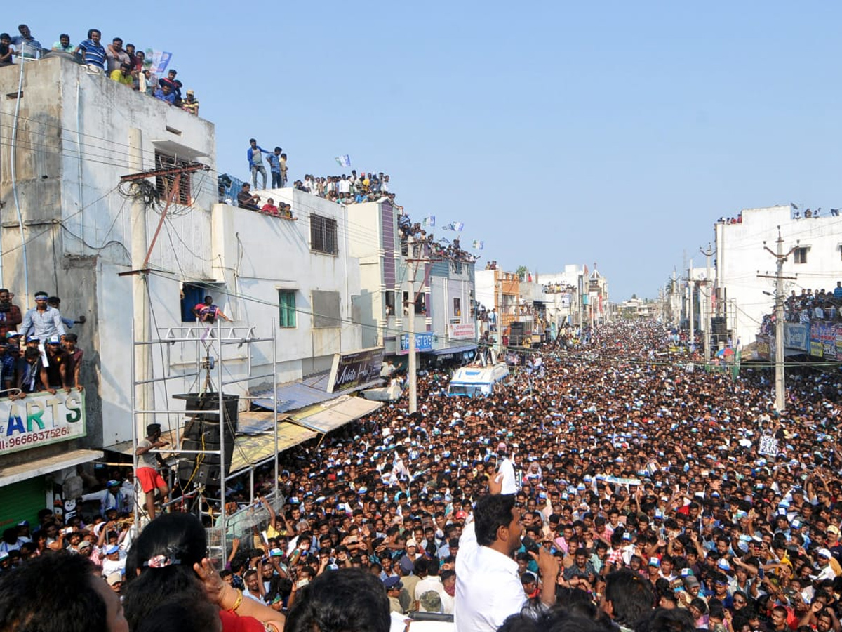 YS jagan public meeting at Tekkali Photo Gallery - Sakshi9