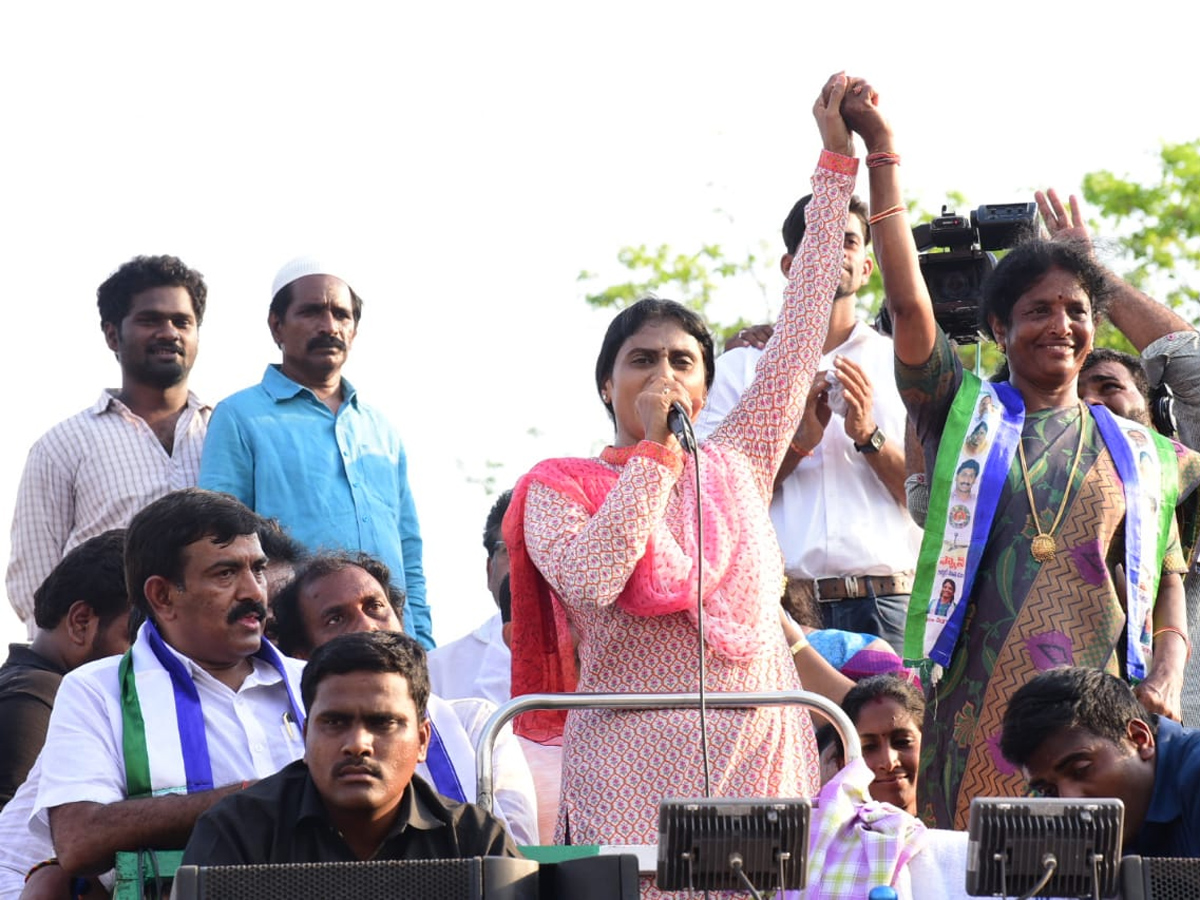 YS Sharmila Reddy public meeting at kakinada Photo Gallery - Sakshi1