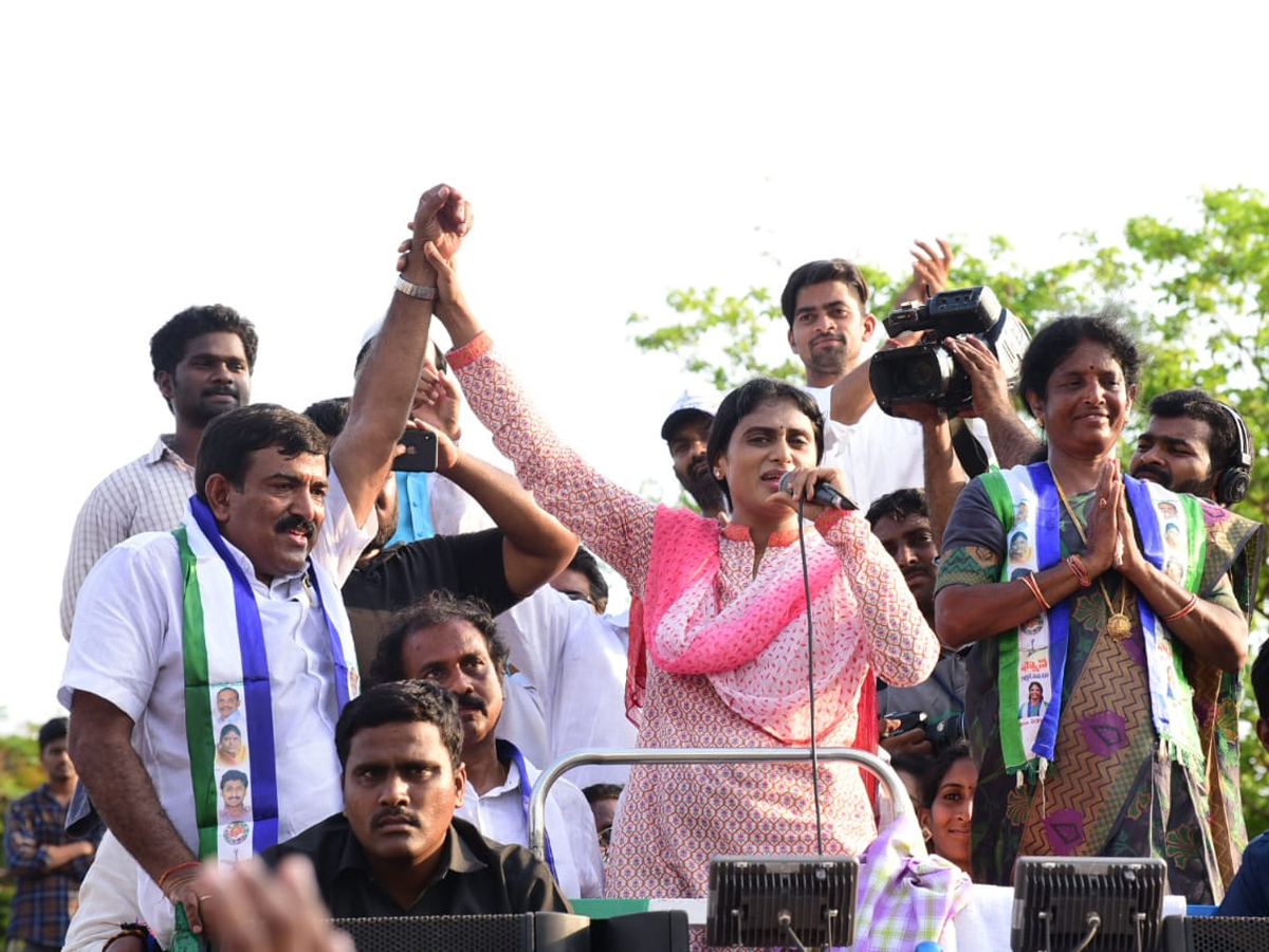 YS Sharmila Reddy public meeting at kakinada Photo Gallery - Sakshi5