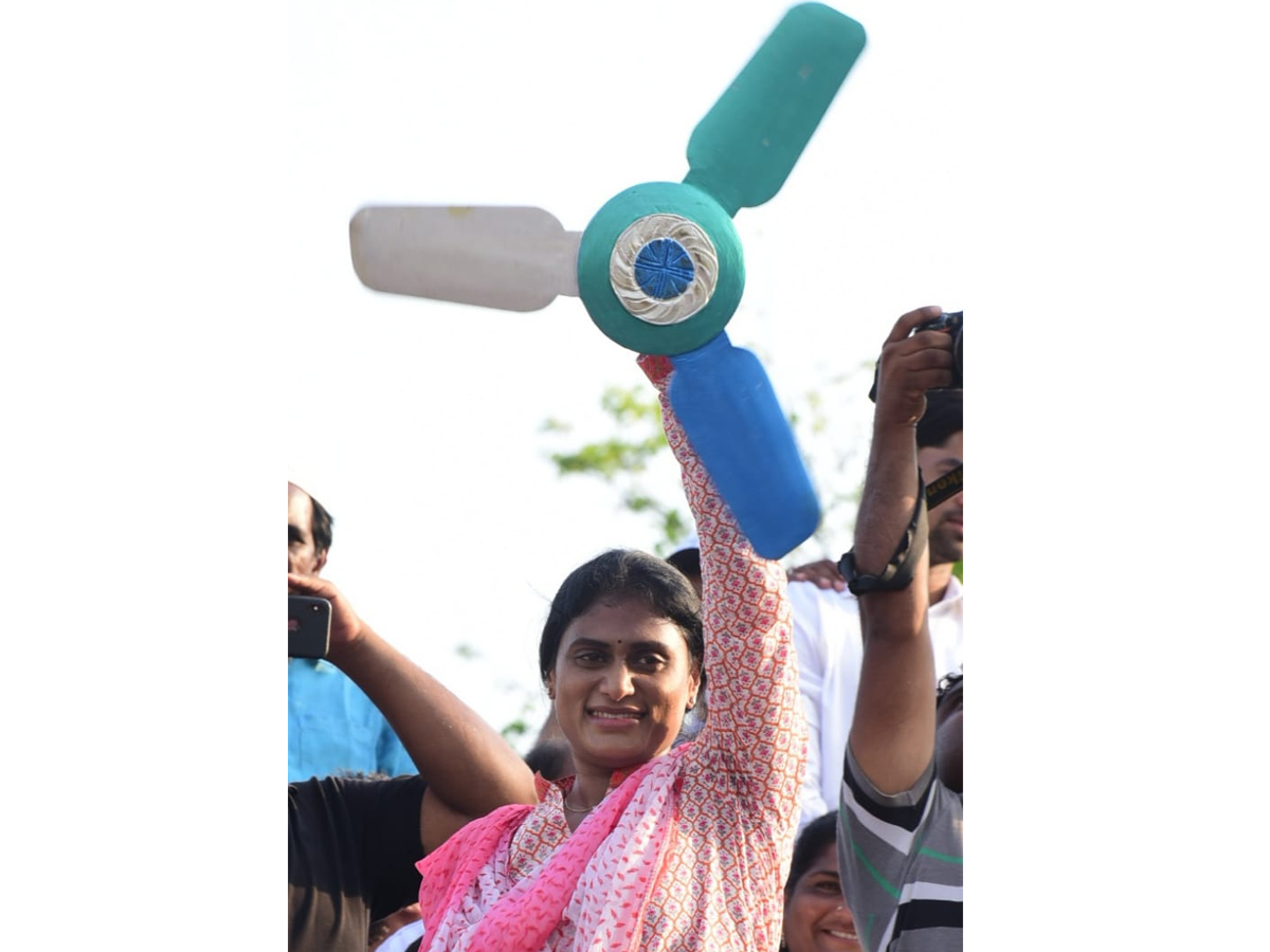 YS Sharmila Reddy public meeting at kakinada Photo Gallery - Sakshi6