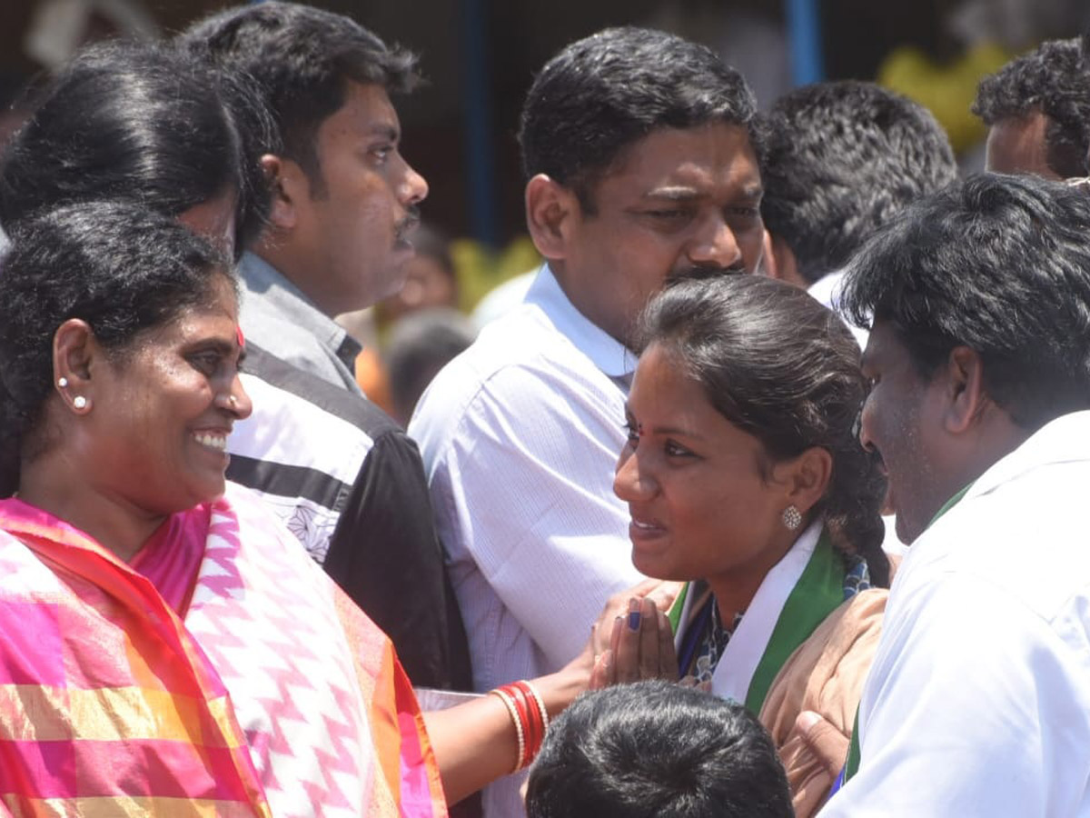 YS vijayamma public meeting at Srikalahasthi photo Gallery - Sakshi10