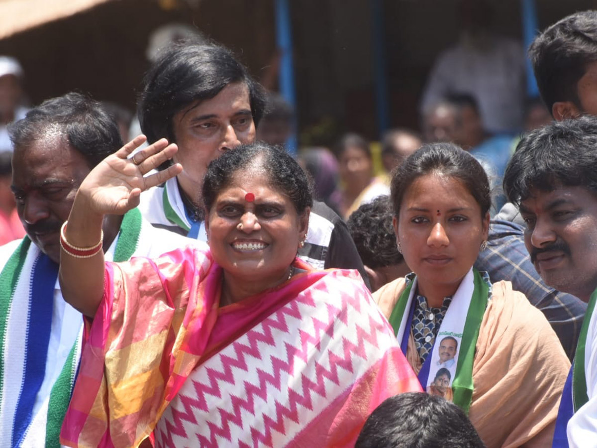 YS vijayamma public meeting at Srikalahasthi photo Gallery - Sakshi7