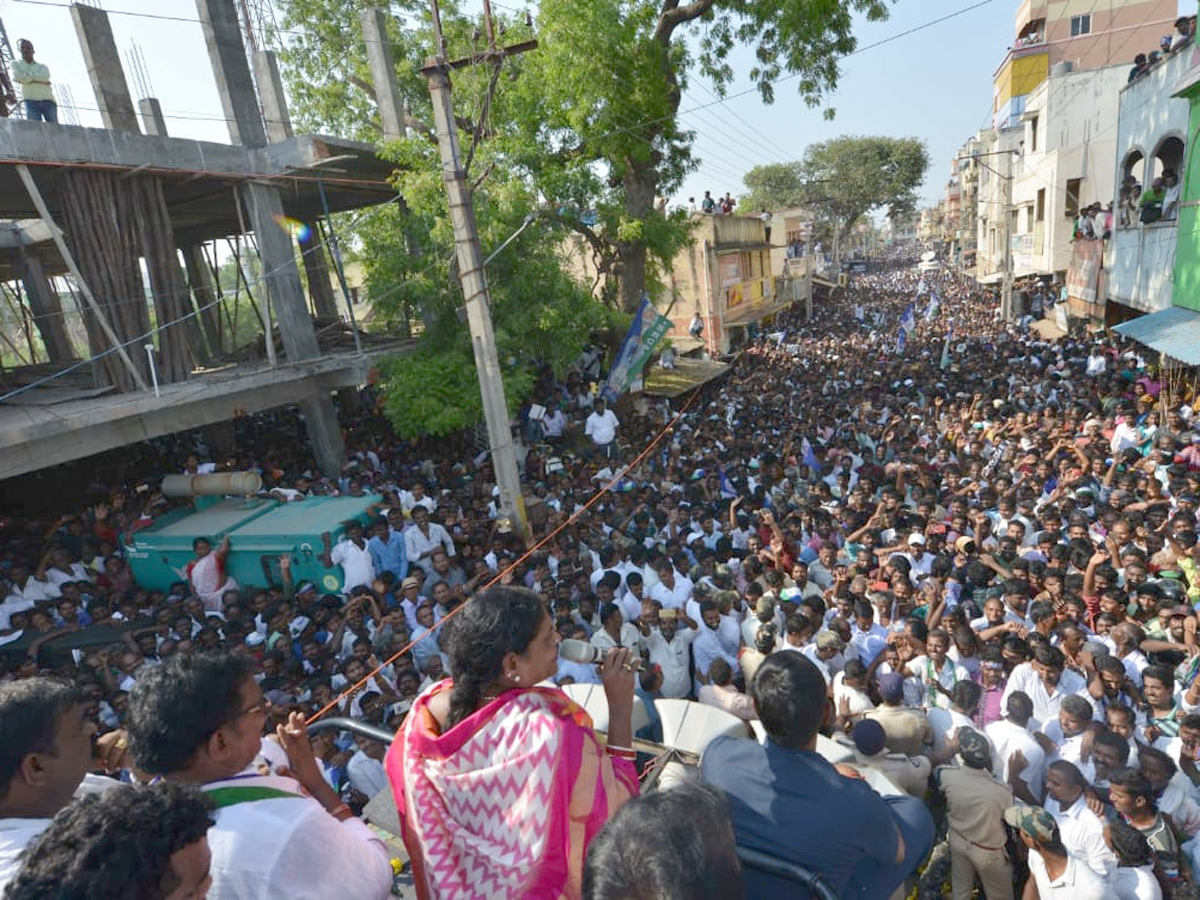 YS vijayamma public meeting at naidupeta photo Gallery - Sakshi5