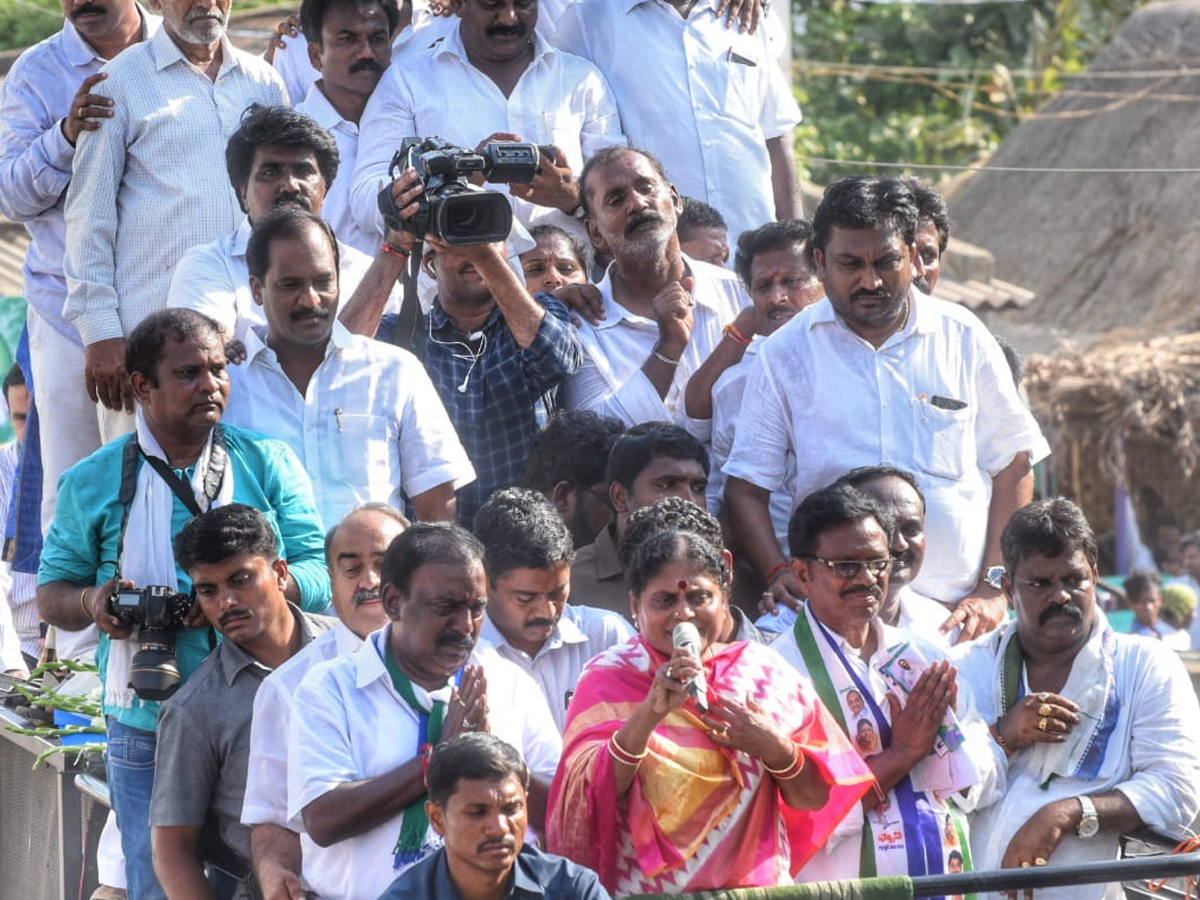 YS vijayamma public meeting at satyavedu photo Gallery - Sakshi4