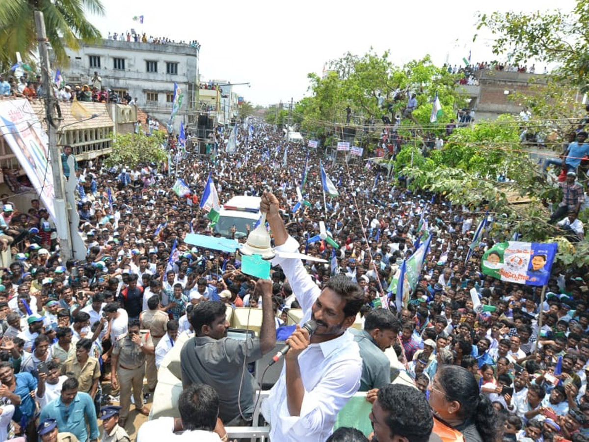 ys jagan election meeting In Korukonda Photo Gallery - Sakshi2