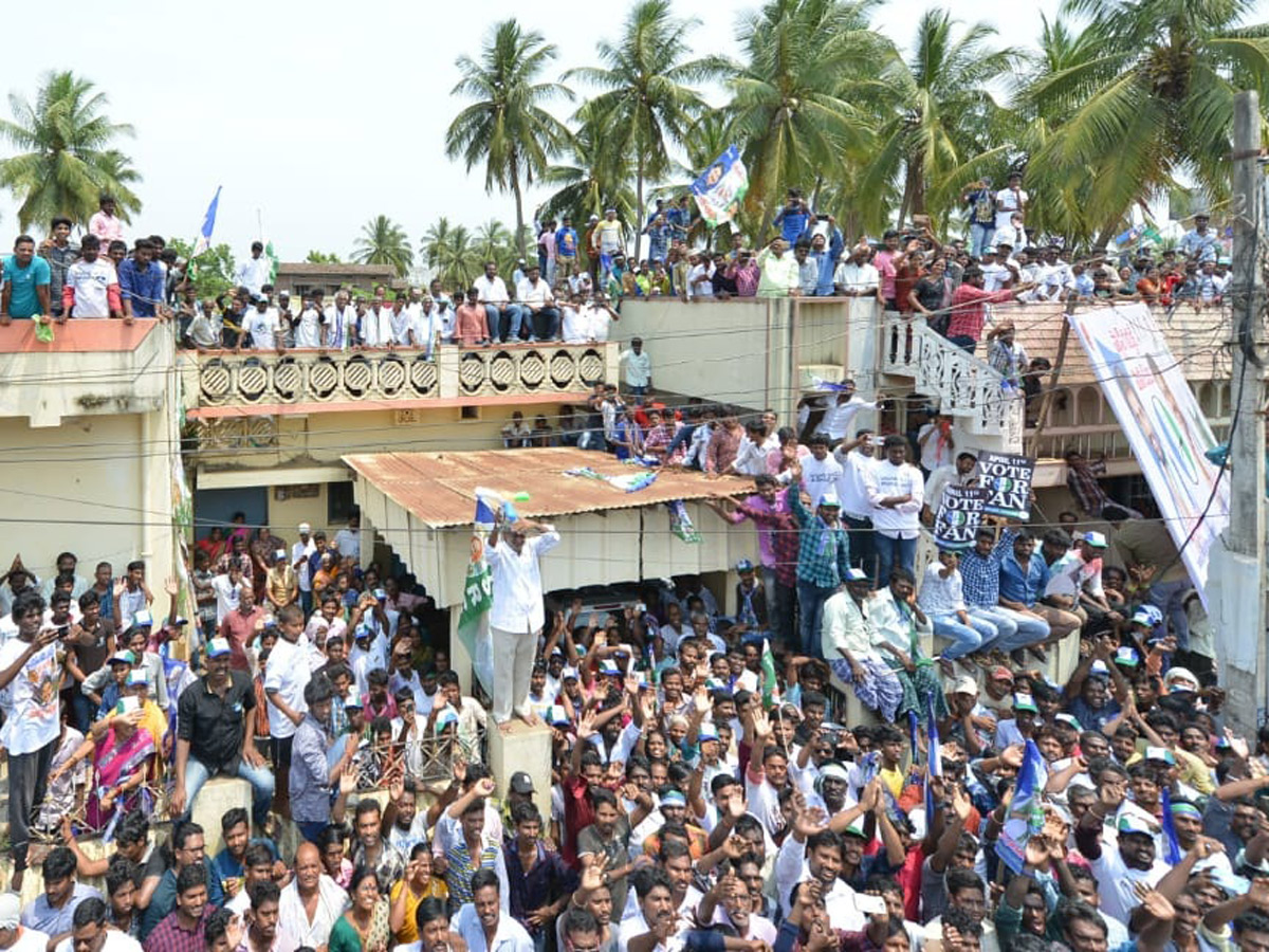 ys jagan election meeting In Korukonda Photo Gallery - Sakshi4