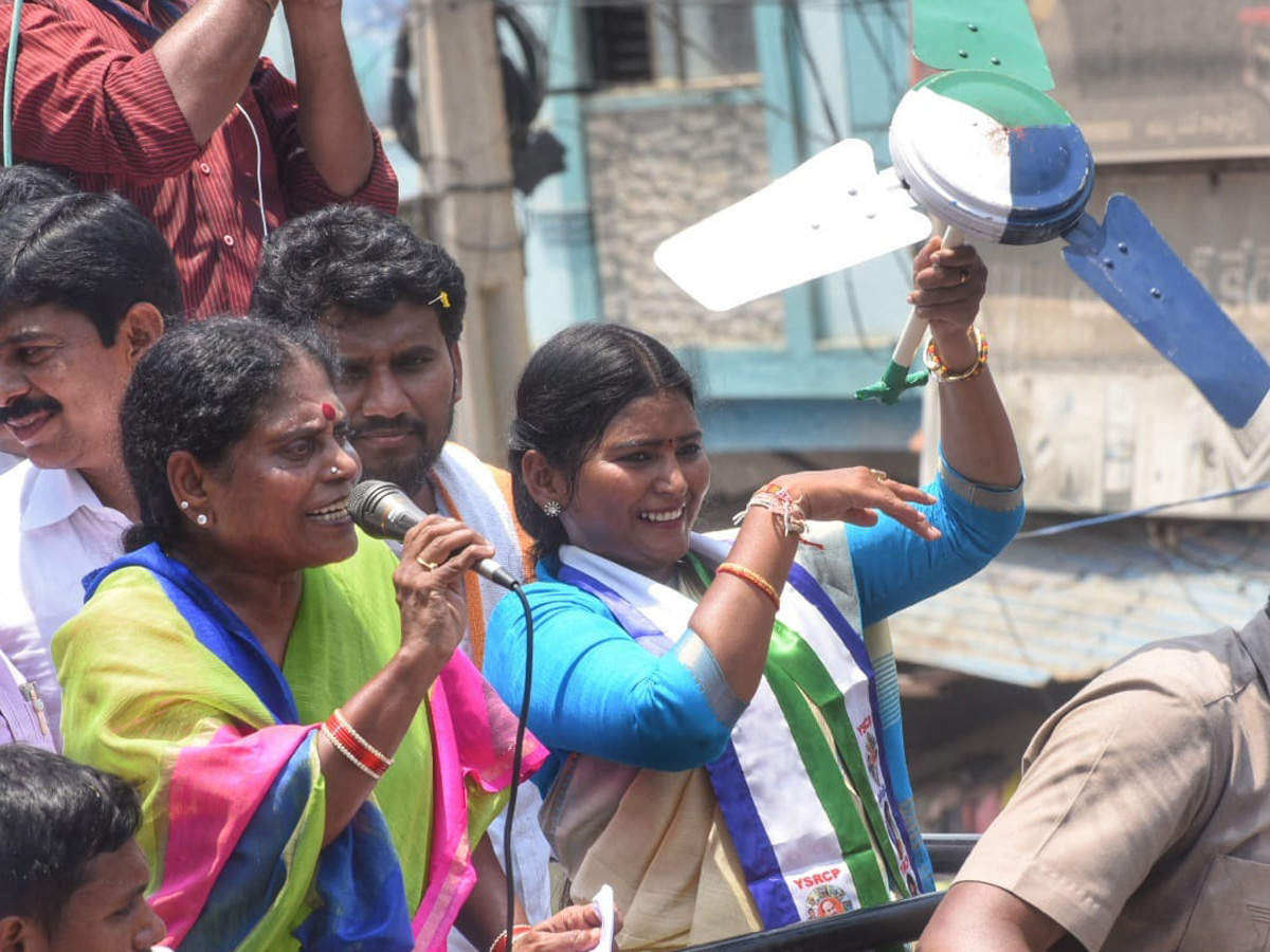 YS Vijayamma Public Meeting at narpala Photo Gallery - Sakshi1