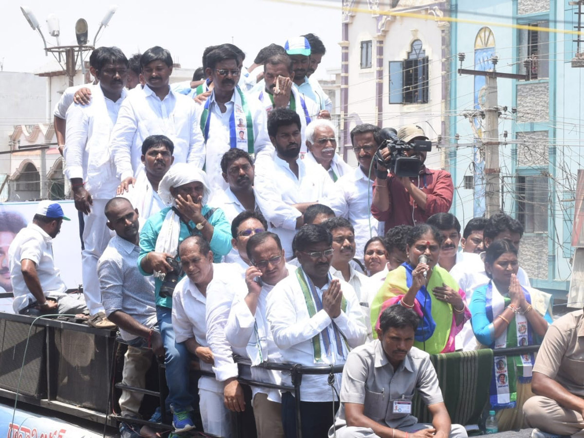 YS Vijayamma Public Meeting at narpala Photo Gallery - Sakshi10