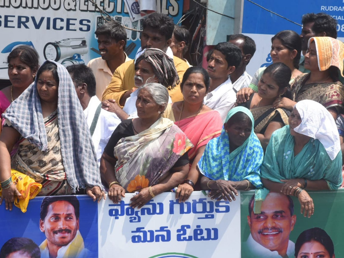 YS Vijayamma Public Meeting at narpala Photo Gallery - Sakshi14