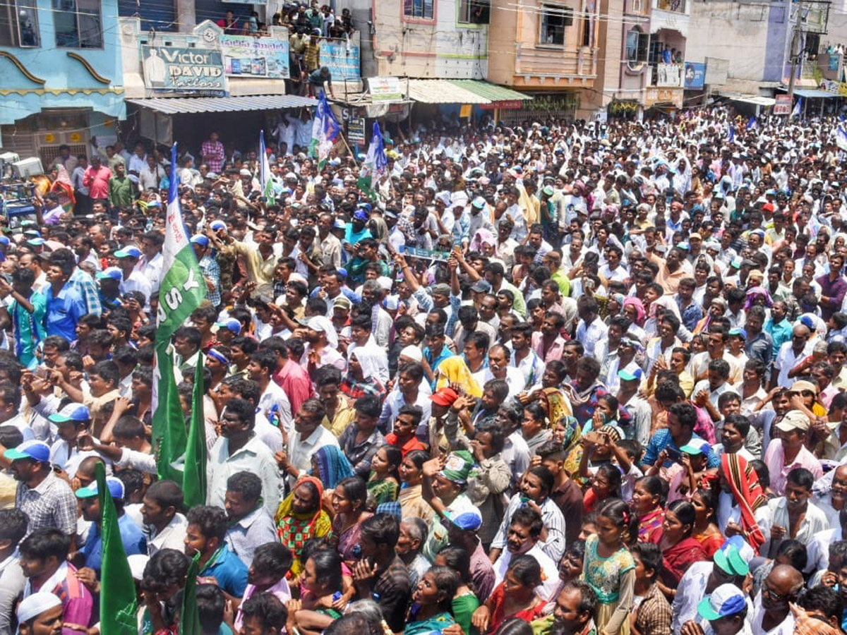 YS Vijayamma Public Meeting at narpala Photo Gallery - Sakshi15