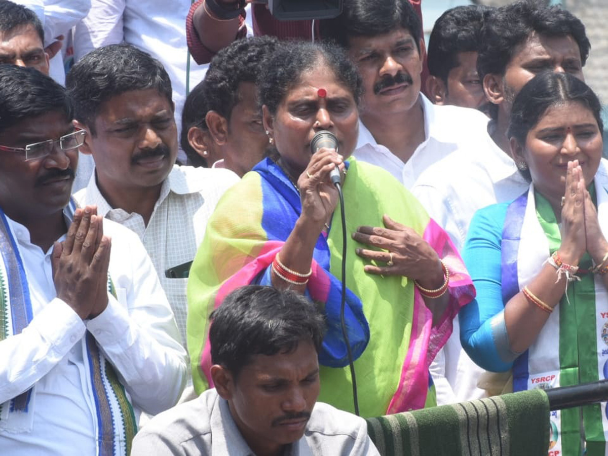 YS Vijayamma Public Meeting at narpala Photo Gallery - Sakshi2