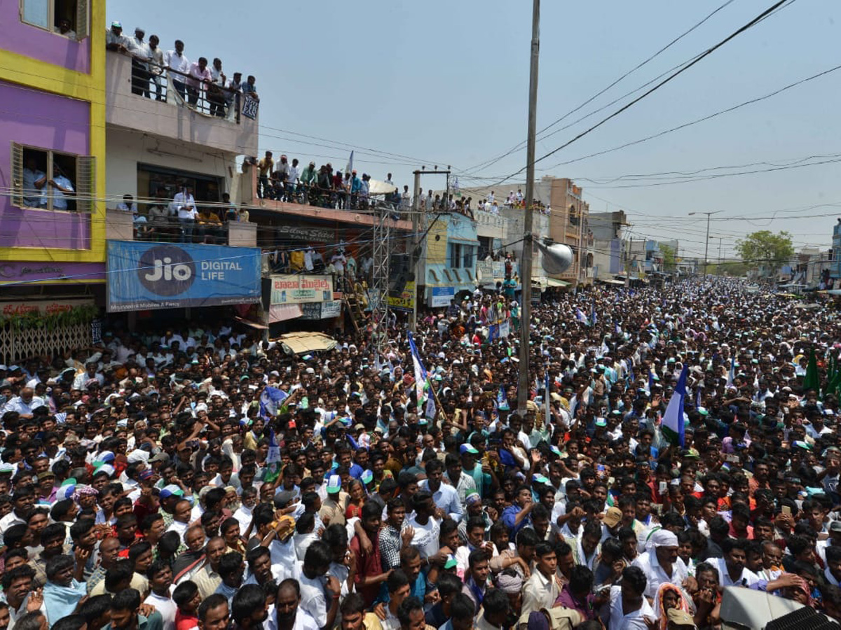 YS Vijayamma Public Meeting at narpala Photo Gallery - Sakshi3