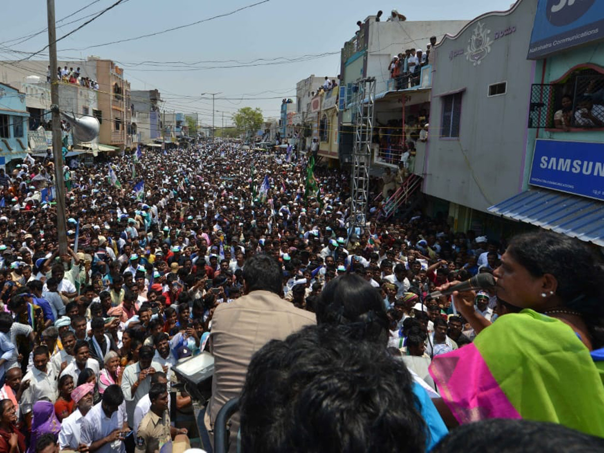 YS Vijayamma Public Meeting at narpala Photo Gallery - Sakshi4