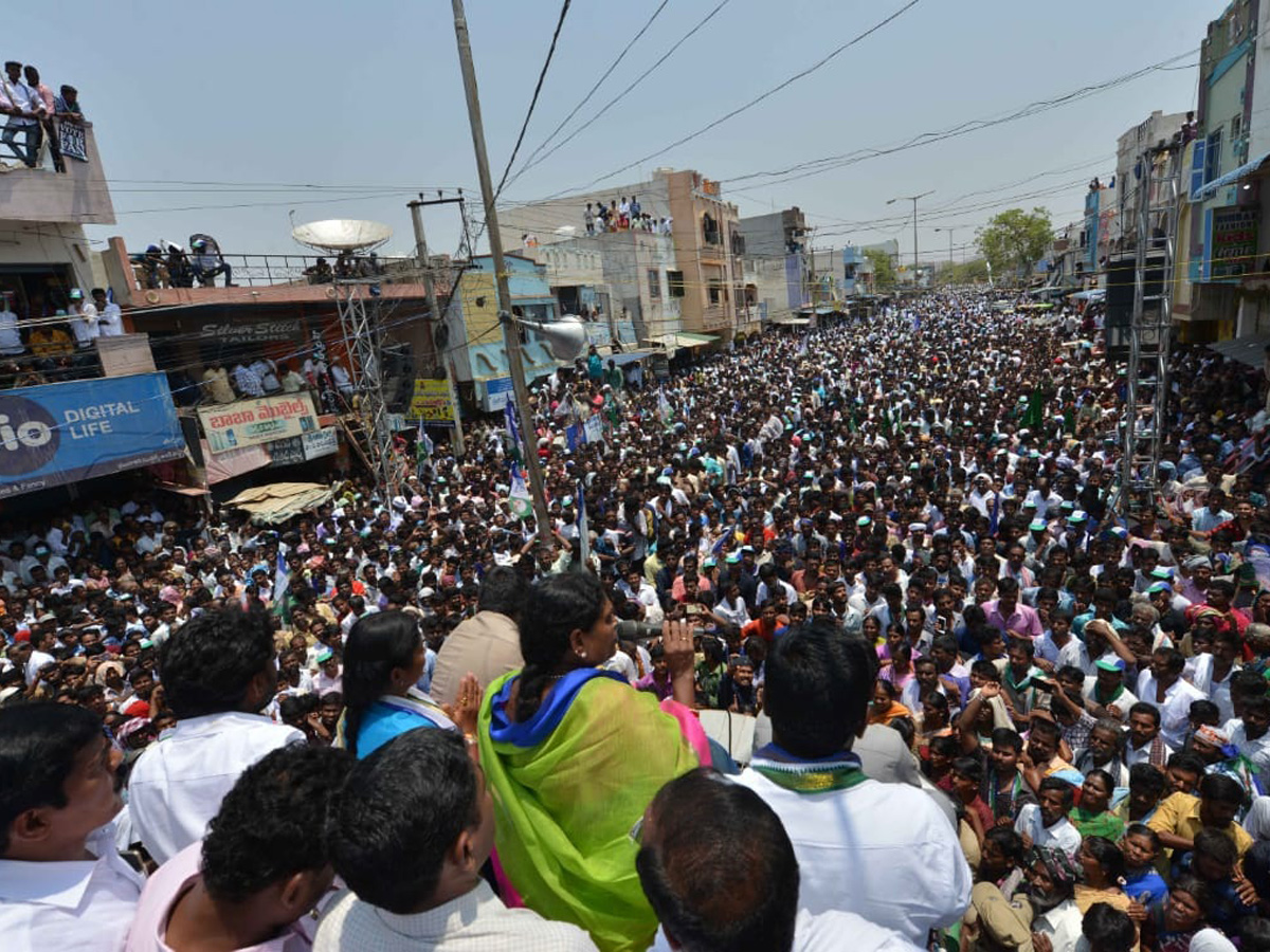 YS Vijayamma Public Meeting at narpala Photo Gallery - Sakshi6