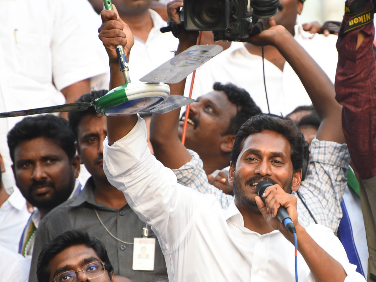 YS jagan public meeting at KOVVURU Photo Gallery - Sakshi11