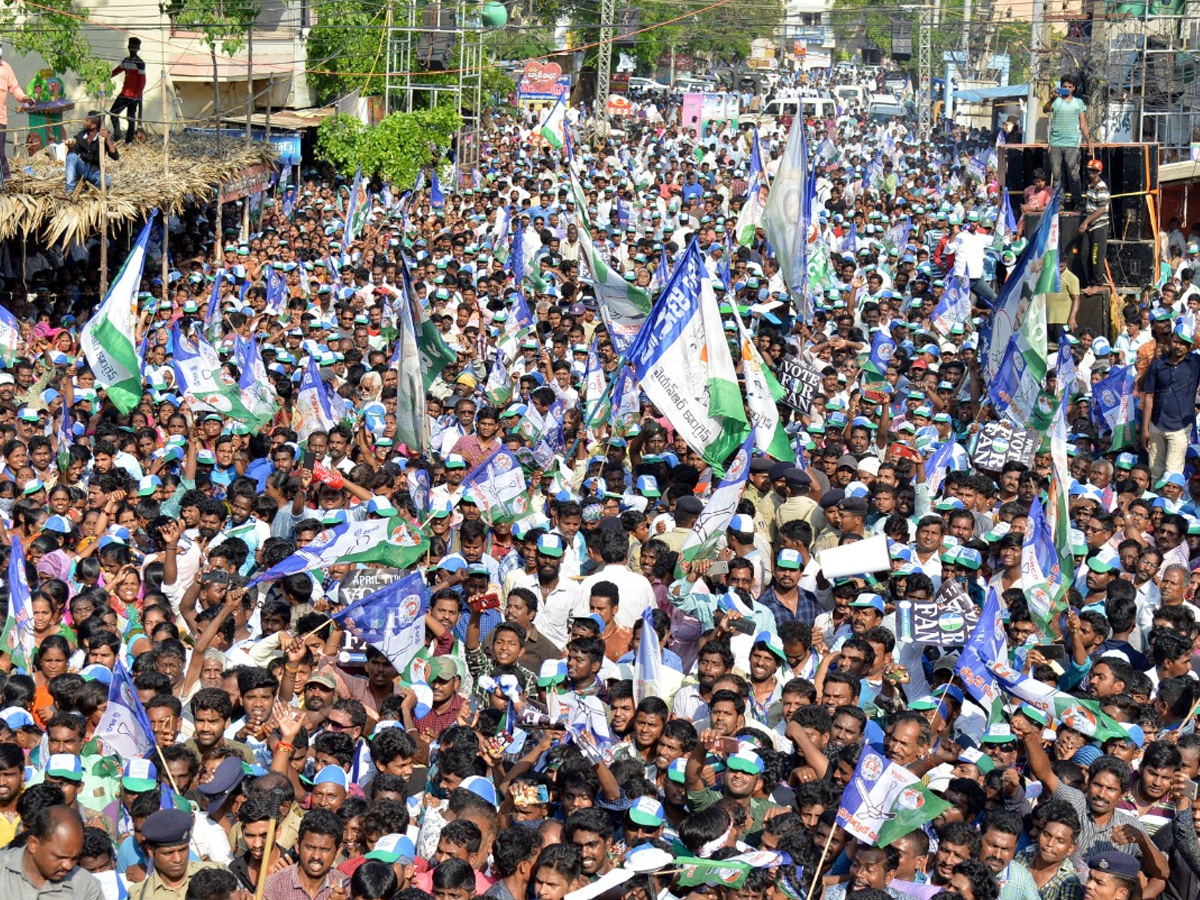 YS jagan public meeting at Kakinada Photo Gallery - Sakshi2