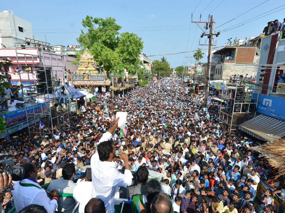 YS jagan public meeting at Kakinada Photo Gallery - Sakshi10