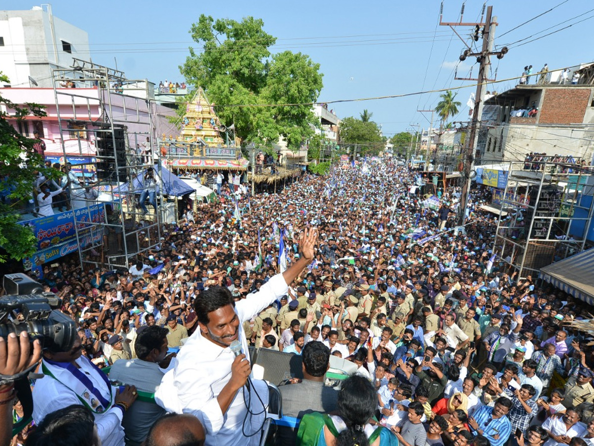 YS jagan public meeting at Kakinada Photo Gallery - Sakshi3