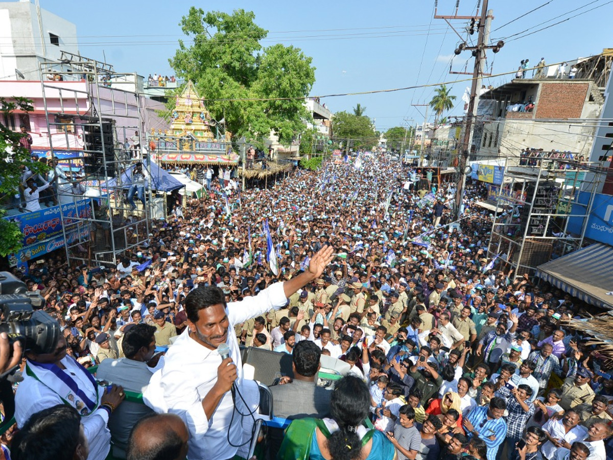 YS jagan public meeting at Kakinada Photo Gallery - Sakshi4