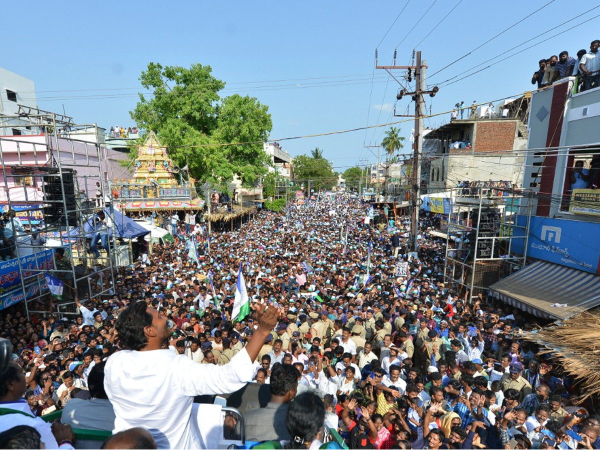 YS jagan public meeting at Kakinada Photo Gallery - Sakshi5